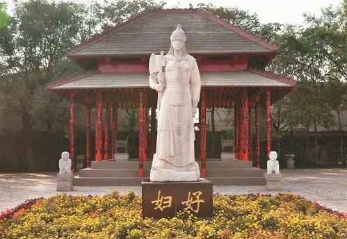 作为一位非常有见识的君王商王武丁,深知王后妇好屡获战功,又身兼王室