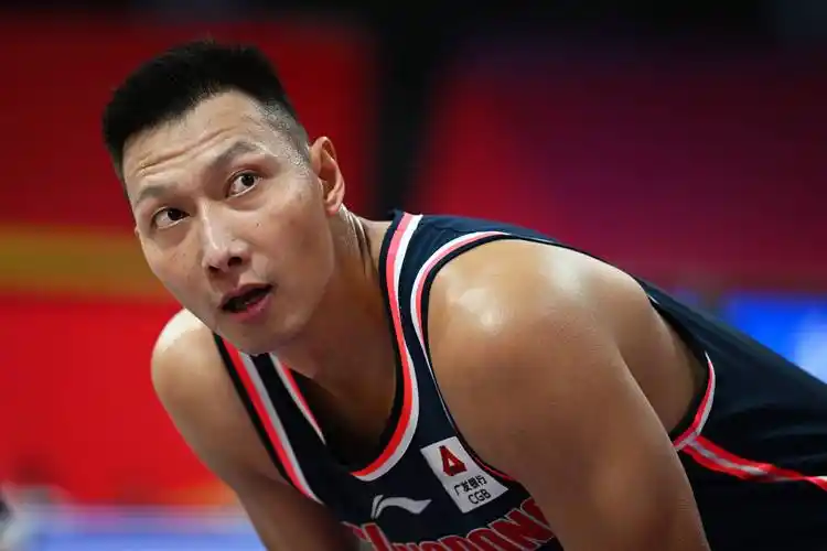 易建联4三分打服周队 高效轰12 12难救广东_进攻_深圳队_时间