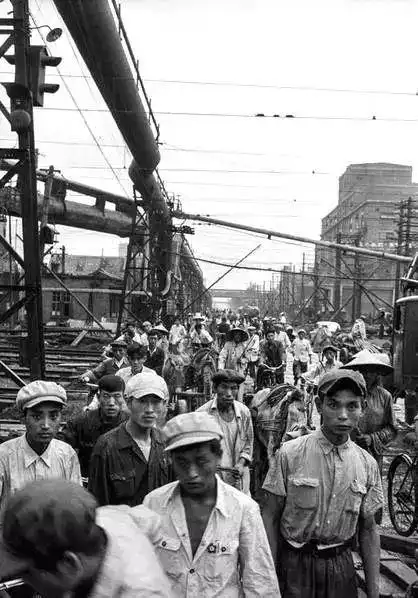 这位新西兰摄影师镜头下的1950年代中国 同样震撼眼球