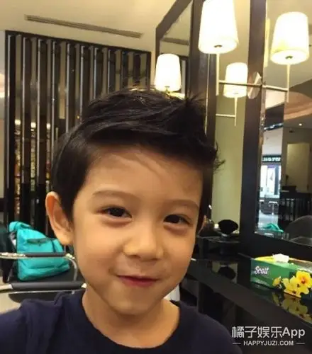 看胡静儿子这长相.10年后又多了一个全民"老婆婆"