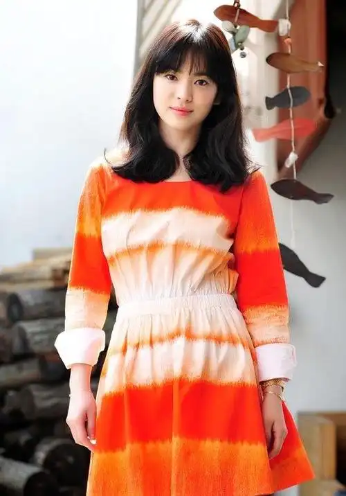 见过这样的宋慧乔吗?早年旧照"方形脸"下颌骨明显,可依旧很美