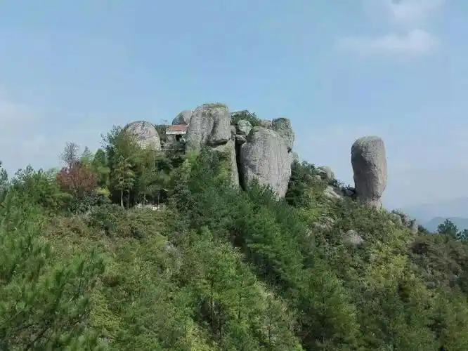 仙姑岩 文/宁静港湾 曾记儿时上此巅,而今已隔卅多年.