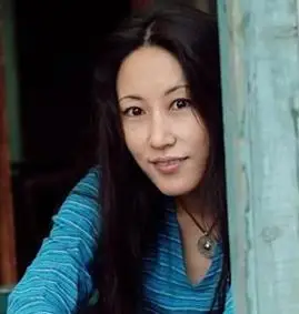 与窦唯的前两任女友不同,高原并不是圈内人,而只是一名摄影师,但是