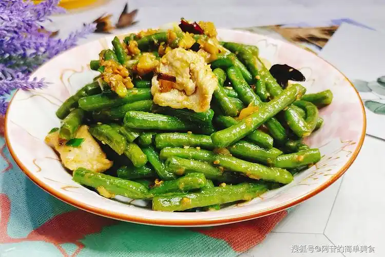 一把豇豆炒猪肉,提前煮过是关键,软烂入味最下饭