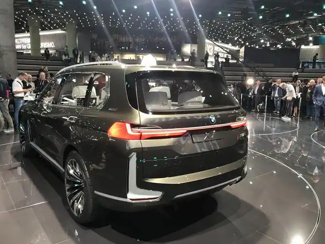 法兰克福车展 宝马x7概念车亮相 采用七座设计