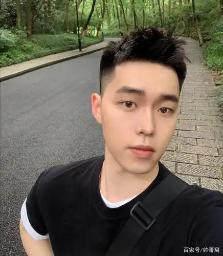 活力四射,阳光帅气小奶狗,00后的他一副让人羡慕的气质与味道