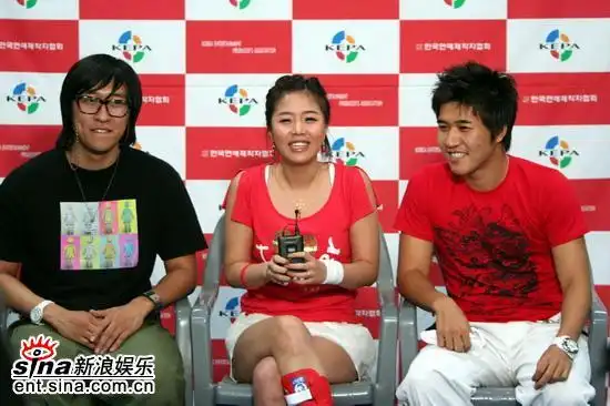 图文:i-concert演唱会彩排--高耀太接受采访