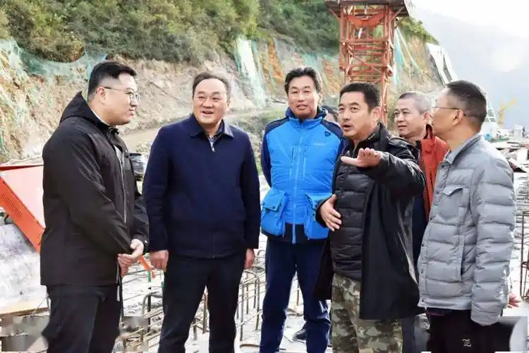 县委书记曹邦兴,县委副书记,县长付嘉康亲临现场,看望了大桥建设者,并