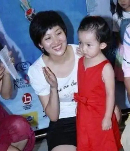 回顾央视郑天亮26岁嫁大6岁鲁健婚后分居15年现婚姻状况如何