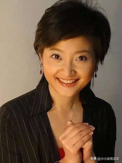 央视美女主持谢颖颖近照,素颜气质如少女,不施粉黛,穿着随意_节目