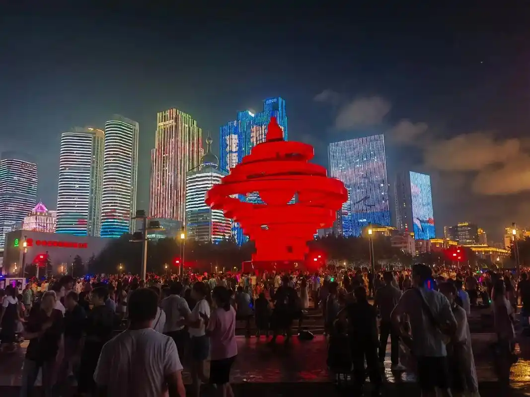 五月的风雕塑.#青岛风景#青岛五四广场灯光秀 #城市的夜晚霓 - 抖音