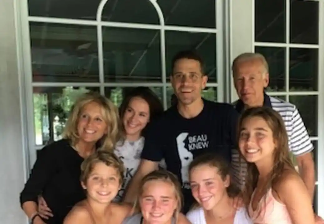 拜登长子亨特废弃笔记本泄露隐私,9千张私人照片记录糜烂生活