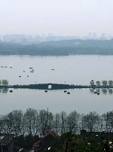 最爱湖东行不足 绿杨阴里白沙堤