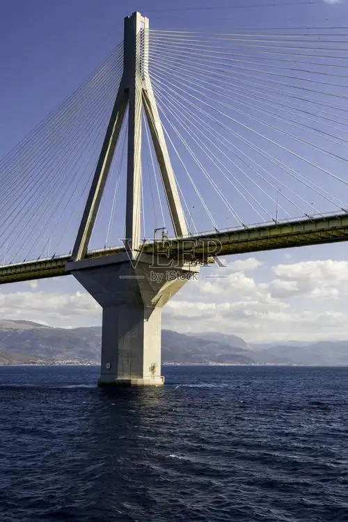 横跨希腊科林斯湾海峡的斜拉桥照片摄影图片