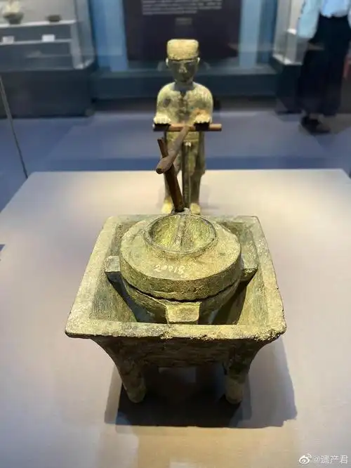 荆州博物馆收藏的汉代铜人推磨,钟祥出土
