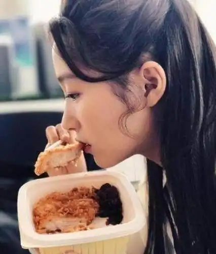 所以基本上伙食都是点的外卖~关晓彤~从当今如火如荼的小花旦,赵丽颖