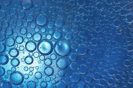 气泡球泡抽象的浅蓝色背景油圈.水泡靠近了.水中的油泡.