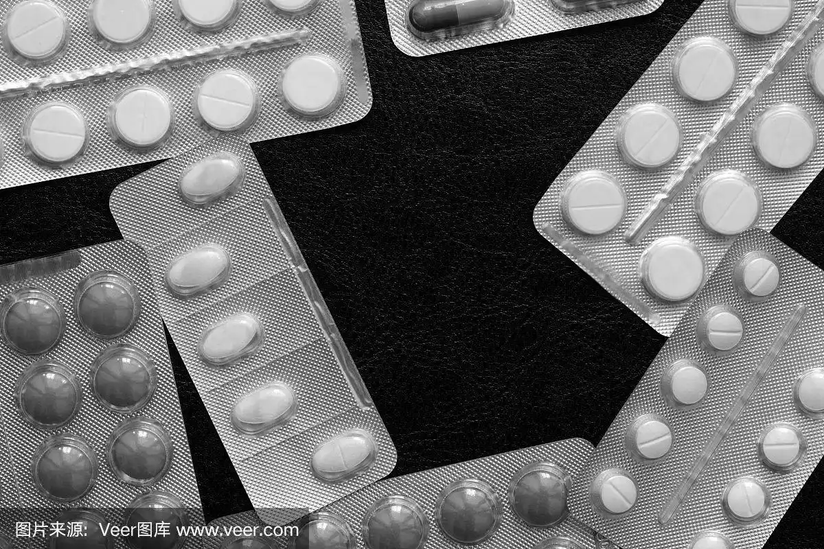 药丸和药片水泡在黑暗的背景接近黑色和白色