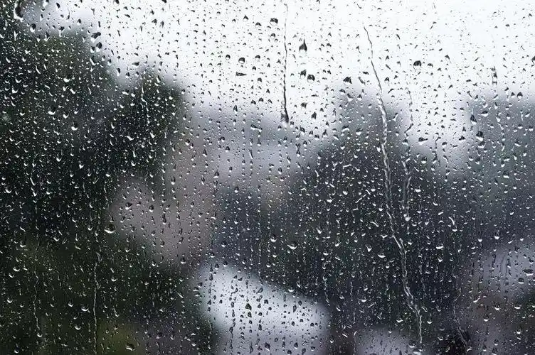 玻璃窗上的雨迹