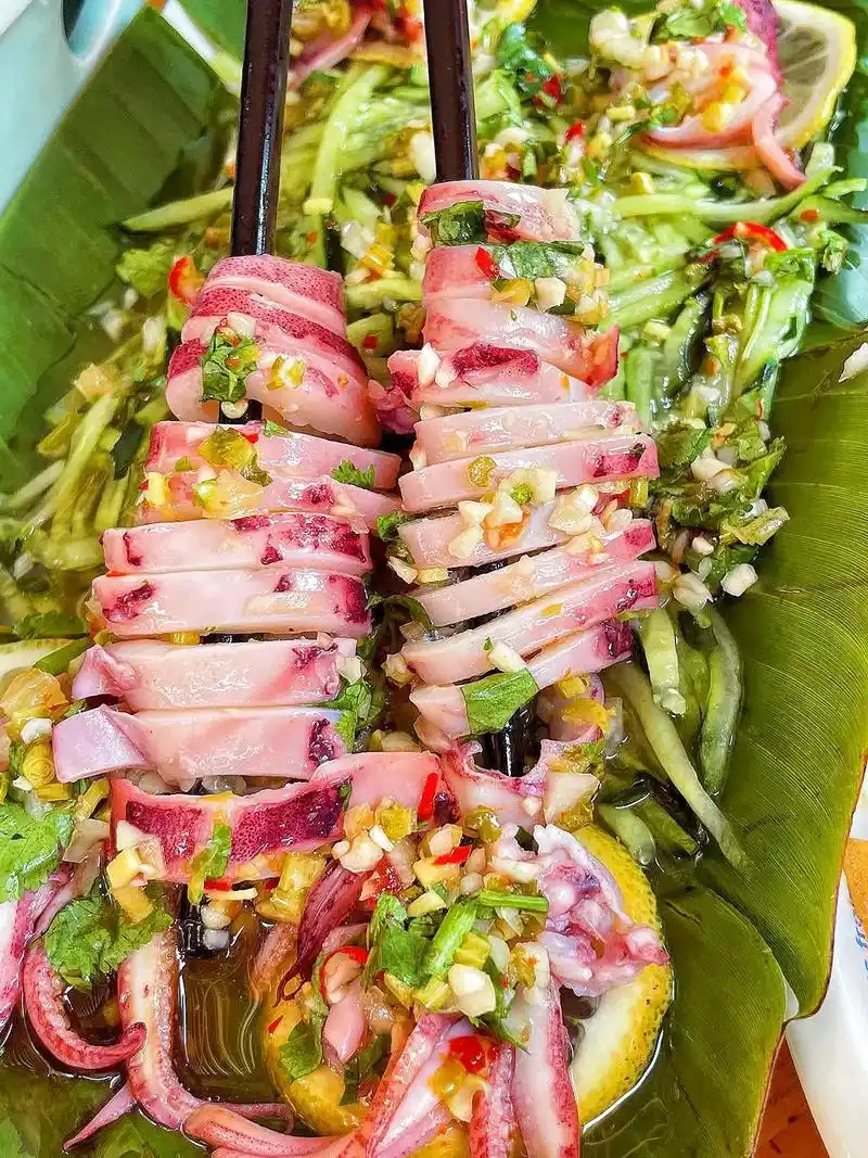 这一口酸辣鱿鱼!我可以吃一个夏天!今天点的菜都酸酸辣辣太 - 抖音