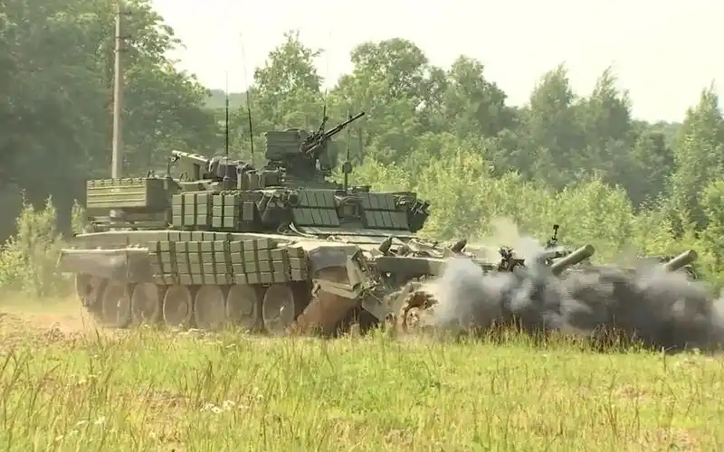 俄罗斯东部军区工兵部队的bmr3m装甲扫雷车进行扫雷训练