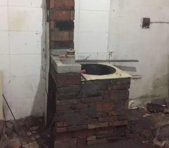 最重要的是千万不要忘记旁边还要建一个烟囱,这是用来排烟的,到时候