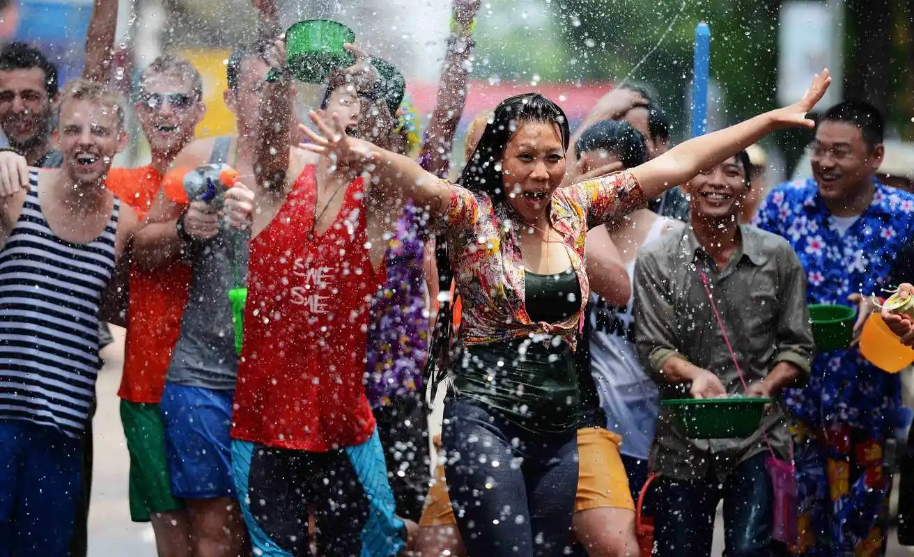 不湿不快乐!老挝泼水节全民狂欢