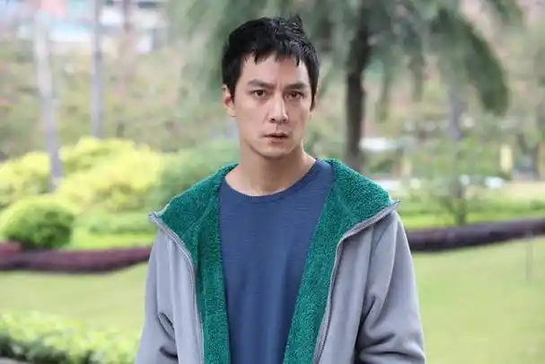 吴彦祖最新黑白大片释出 背头造型秀手臂肌肉好帅气