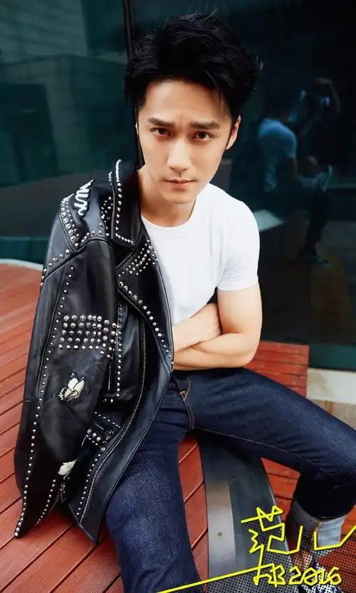 夫仔蒋劲夫时尚街拍帅气写真手机壁纸下载