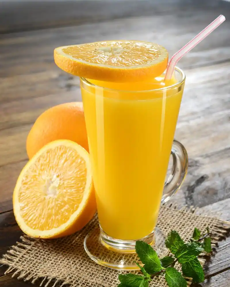 桔子汁,一杯橙汁和一杯鲜橙汁切片