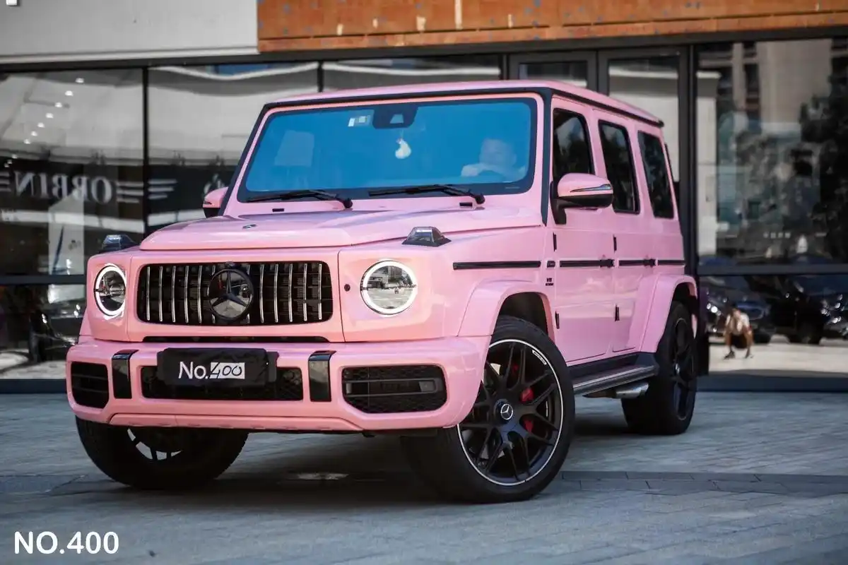 《粉色的魅力传奇:奔驰大 g》 在繁华的都市街头,一辆全车粉色的奔驰