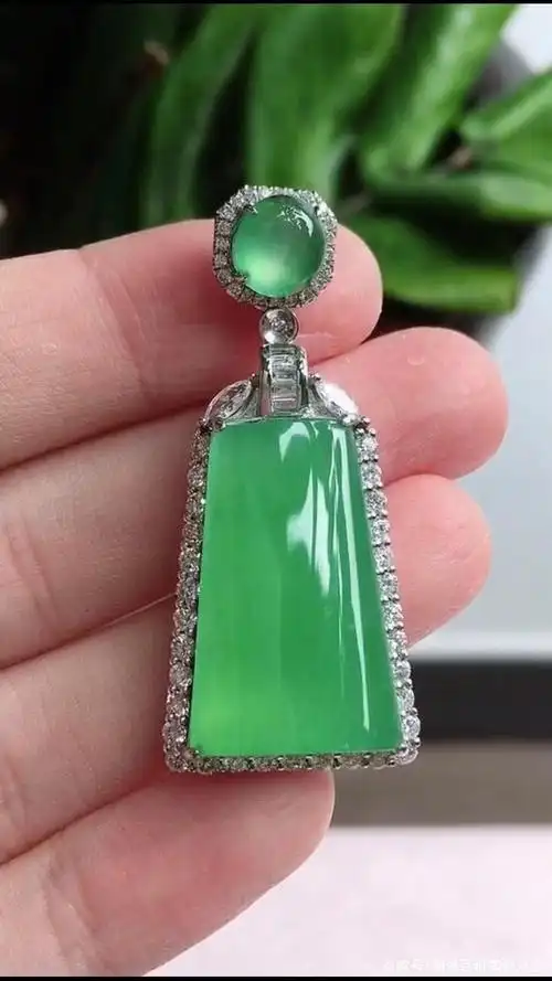 充满中国气息的翡翠无事牌