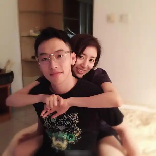 邹凯周捷七夕前庆恋爱十周年 同发微博秀恩爱