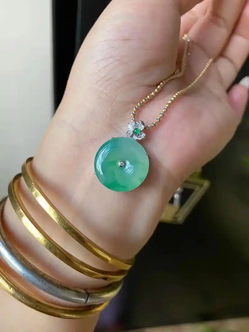 缅甸翡翠冰飘绿平安扣吊坠,价格4752元.上身非常漂亮,翡翠 - 抖音