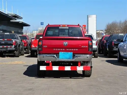 一个牛头标志后面写着4x4的皮卡车是什么车