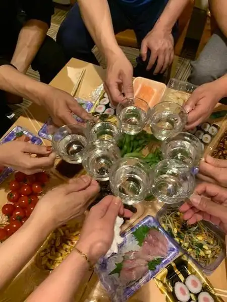 变质的酒局文化还能喝吗