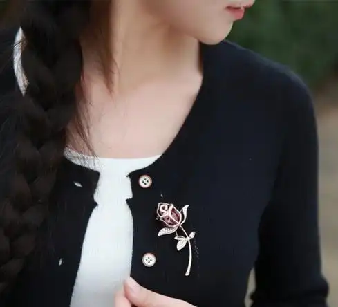 高贵典雅胸针搭配:时尚胸针彰显性感女人味(图)