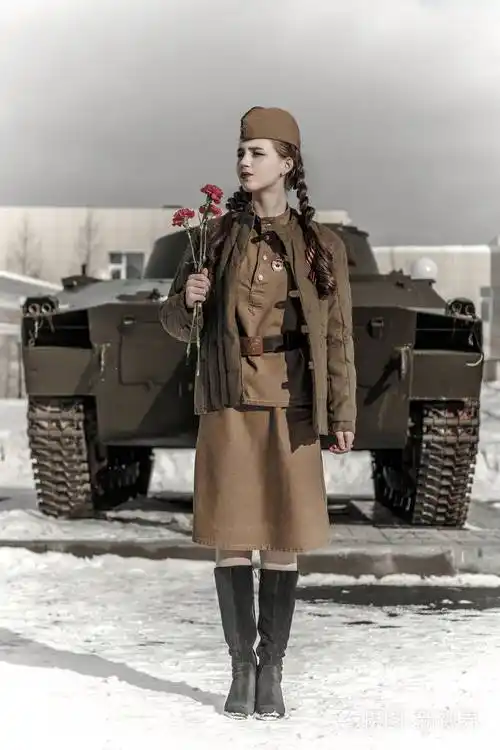 在苏联军队制服的女孩