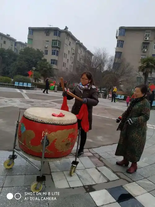 大周也来学打大鼓 过过瘾