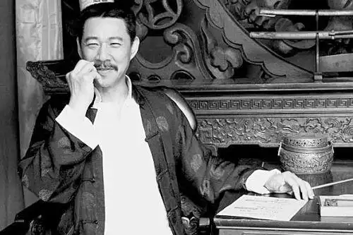 剧中张丰毅出演川军将领朱豪,一个袍哥出身的草莽军人,同时又是一个