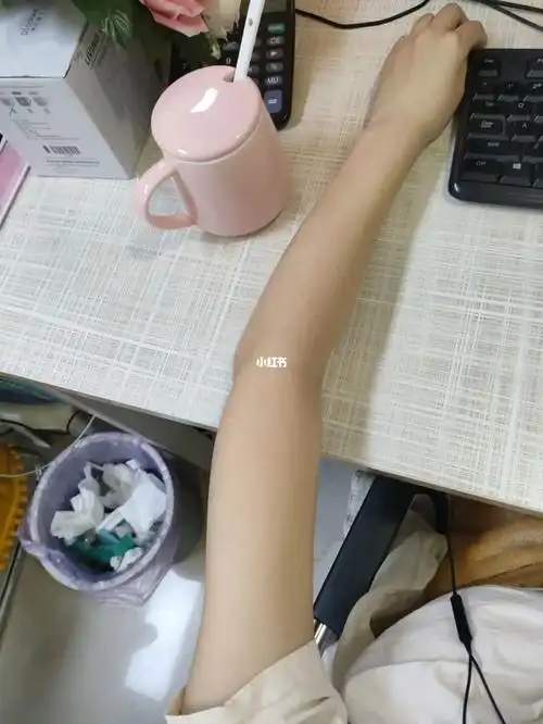 感觉自己胳膊好多肉呀,姐妹们猜猜我的大臂围和手腕围都是多少呢?