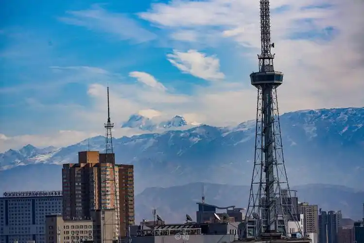 五一漫记丨在乌鲁木齐,他们记录雪山下的城市剪影