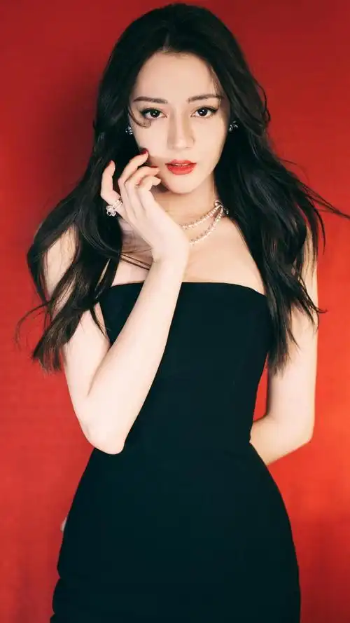 迪丽热巴黑色流苏斜角裙优雅迷人写真