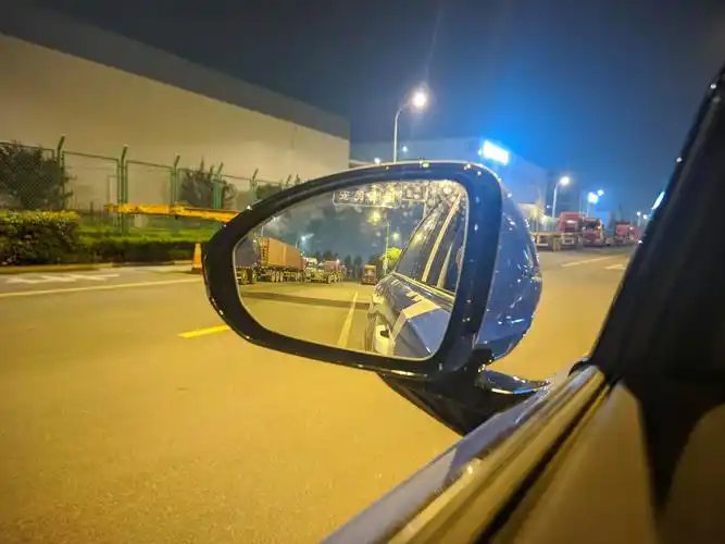 夜景下的五菱混动,在车上静静的享受着夜景带来的温馨  通过外后视镜