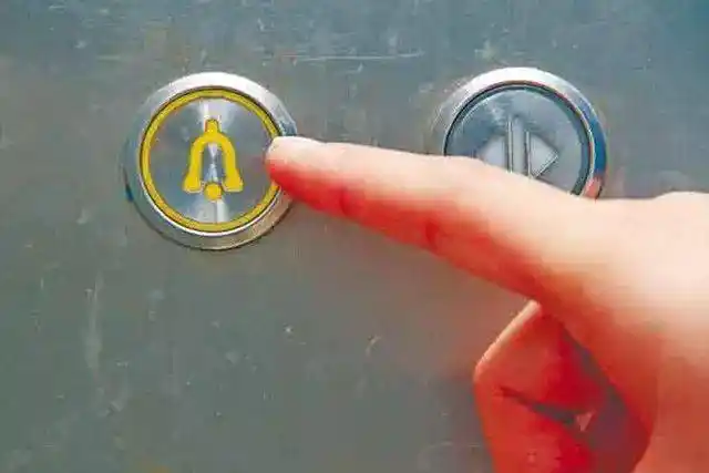 首先,找到电梯内的警铃按钮,或打电话,与电梯值班室或电梯维修人员