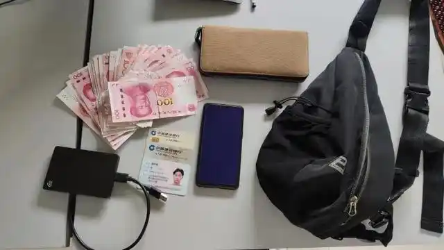 包里有2000元现金,手机等财物,驾驶员捡到后没动心