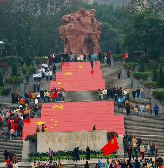 重庆市沙坪坝区红岩魂广场在沙坪坝区巍巍的歌乐山脚下,地处烈士墓.