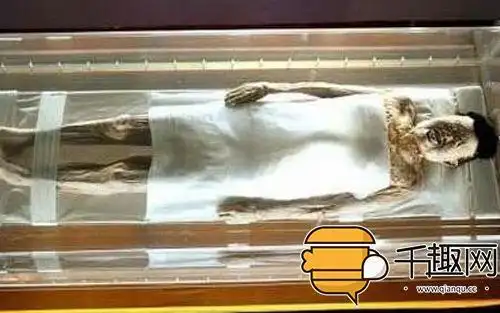 工地挖出清朝美艳奇香女尸村民竟然当场被迷晕