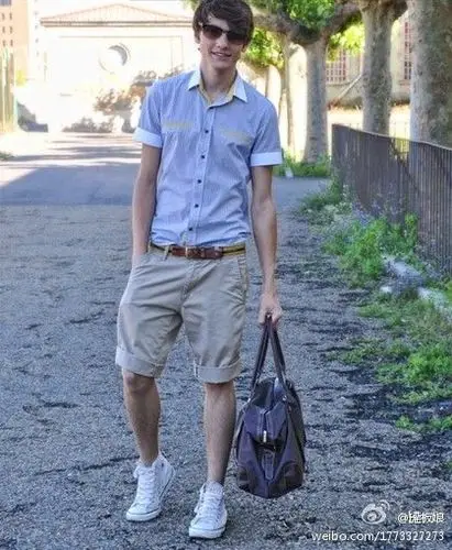 得体的衬衫短裤搭配白色#帆布鞋#,这样的阳光男生干净又清爽,自然是很