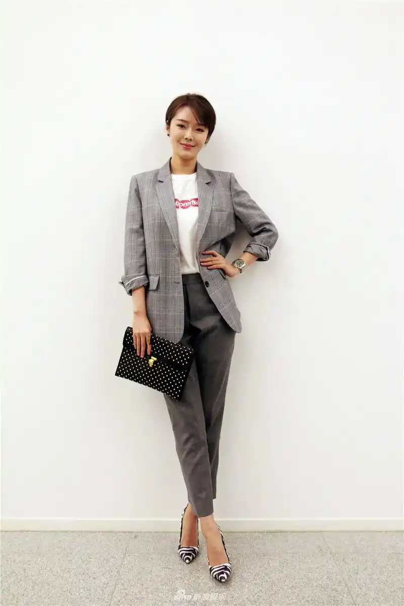 组图:《警察锅哥》刘海蓝身着西服套装 展干练清爽气质